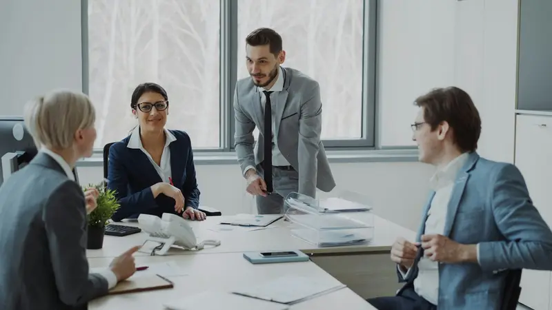Conseillers réunis autour d'une table de travail